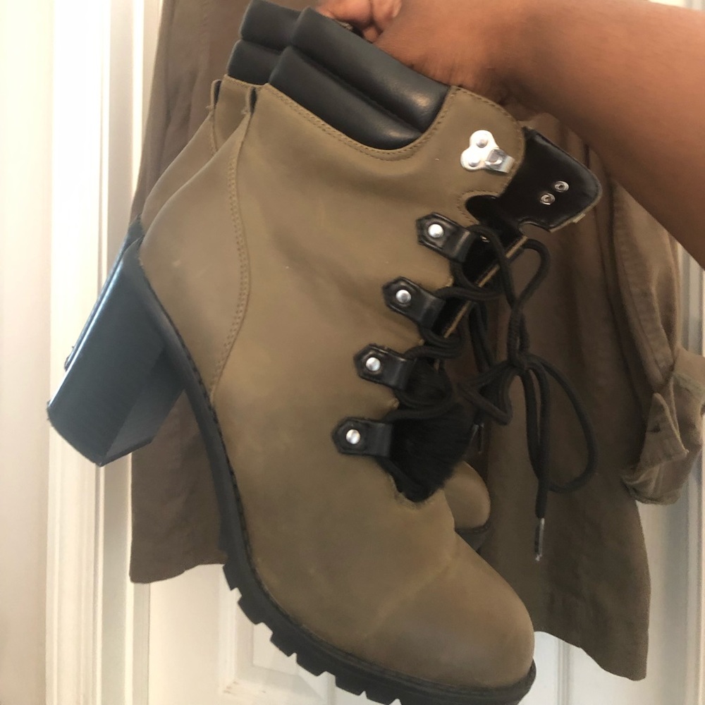 ✨ Lace Up Boots✨